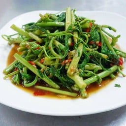 ผัดกระเฉดไฟแดง