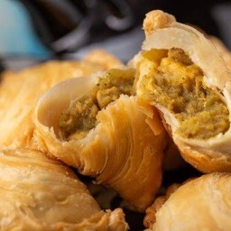 กะหรี่ปั๊บไก่ 6 ชิ้น