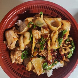 [อร่อยซ่ากับโค้ก] กระเพราพริกแห้งหน่อไม้ดอง +  โค้ก ออริจินัล (กระป๋อง) 