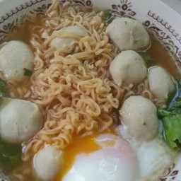 มาม่าต้มไข่ลูกชิ้น