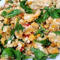ข้าวไข่ผัดใบโหระพา