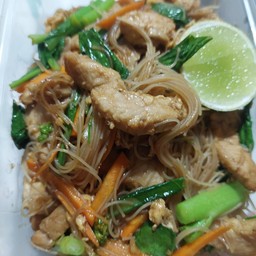 เส้นหมี่ผัดซีอิ๊วหมู