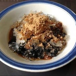 เฉาก๊วยชากังราว โรยน้ำตาลทรายแดง