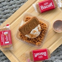 กรีกโยเกิร์ต 1 scoop + biscoff+ ผงbiscoff (เลือกซอสน้ำผึ้ง หรือ ซอสคาราเมลฟรี)