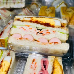 แซนวิสหน้าแน่น ไส้กรอก ปูอัดมายองเนส พริกเผาไข่ดาว