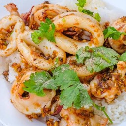 ข้าวปลาหมึกกระเทียม
