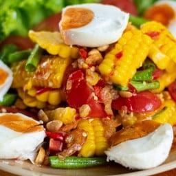 ตำข้าวโพดไข่เค็ม