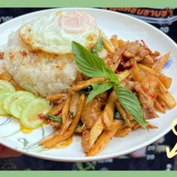 ข้าวราดผัดพริกแกง
