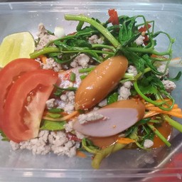 ยำกระเฉดไส้กรอก-หมูสับ