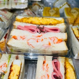 แซนวิสหน้าแน่น พริกเผาหมูหยอง โบโลน่า ปูอัดมายองเนส