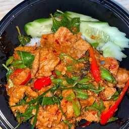 ผัดพริกแกงหมูชิ้นราดข้าว