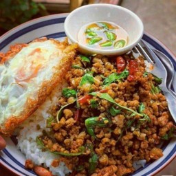 ข้าวผัดกระเพรา