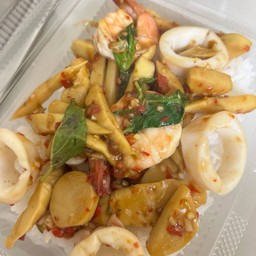 ผัดหน่อไม้ราดข้าว