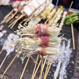 หมูสามชั้นพันเห็ดเข็มทอง