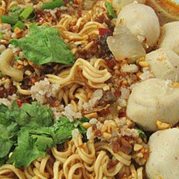 มาม่าหมูสับลูกชิ้น