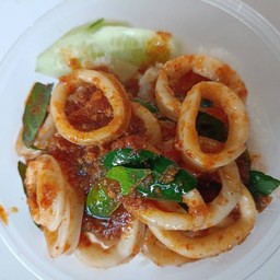 ข้าวผัดพริกแกงปลาหมึก