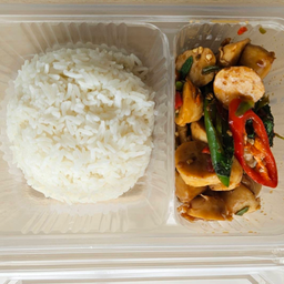 ข้าวราด ผัดกะเพราลูกชิ้นหมู