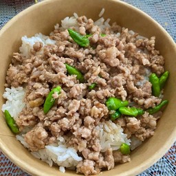 ข้าวหมูสับผัดพริกขี้หนู