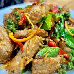 ผัดฉ่ากระดูกอ่อนหมู