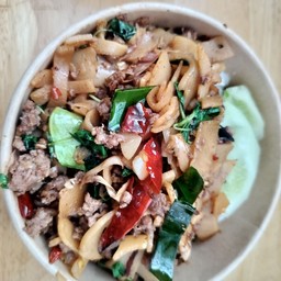 ข้าวกะเพราเนื้อหน่อไม้ดอง