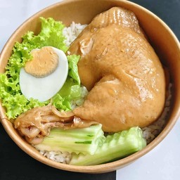 ข้าวไก่ต้มน้ำปลา (น่องติดสะโพก)