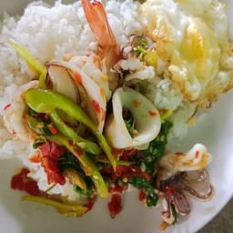 ผัดกะเพราราดข้าว