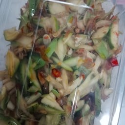ยำมะม่วงเบาพริกกะปิเข้ม