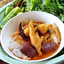 ข้าวปุ้นน้ำนัว น้ำยากะทิ