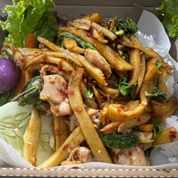 ข้าวกระเพราไก่หน่อไม้