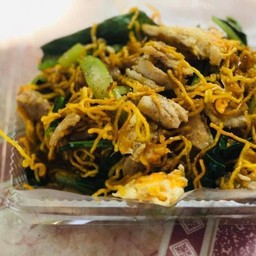 ผัดซีอิ๊วหมูหมัก เส้นหมี่กรอบ