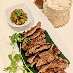 ชุดข้าวเหนียว-หมูปิ้งซิกเนเจอร์ พร้อมน้ำพริกหนุ่ม