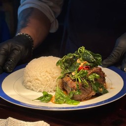 ข้าวกระเพราเสือร่ำไห้(เนื้อออสเตรเลียตุ๋น)