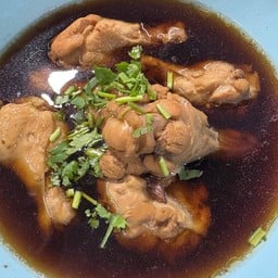 ปีกบนลอยน้ำ