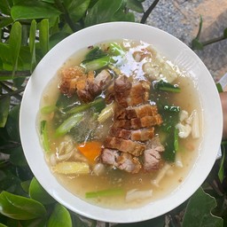 ราดหน้าหมูกรอบ