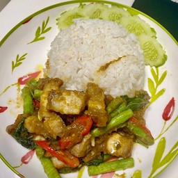 ข้าวผัดพริกแกงเขียวหวานหมูกรอบ