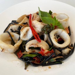 [อร่อยซ่ากับโค้ก] สปาเก็ตตี้หมึกดำขี้เมาทะเลรสแซ่บ +  โค้ก ออริจินัล (ขวด) 