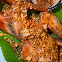 ปีกไก่ย่างพร้อมเครื่องจิ้ม