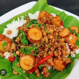 ข้าวกระเพราหมูสับไส้กรอก