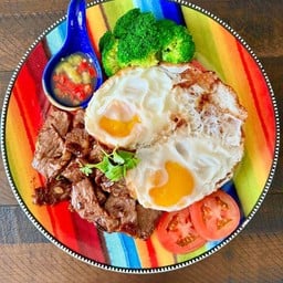 เนื้อทอดกระเทียมพริกไทยราดข้าว