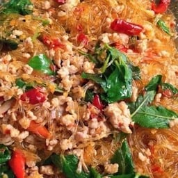 กระเพาวุ้นเส้นหมูสับ ราดข้าว