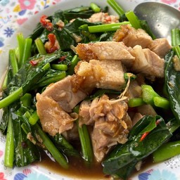 ข้าวคะน้าหมูกรอบ