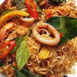 ผัดมาม่าขี้เมา ทะเล(ปลาหมึก กุ้ง)