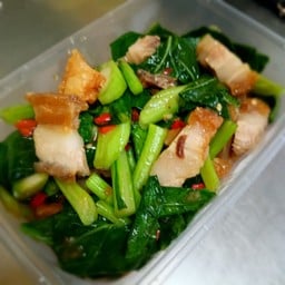 ผัดคะน้าเป็นกับ