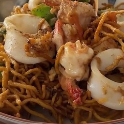 ผัดซีอิ๊วทะเล(ปลาหมึก กุ้ง) เส้นหมี่กรอบ
