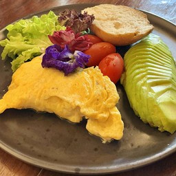 ออมเล็ต + avocado+ มะเขือเทศ+ ผัก+ เซาโด
