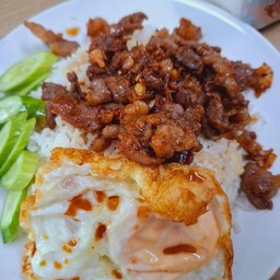 ข้าวเนื้อทอดกระเทียม