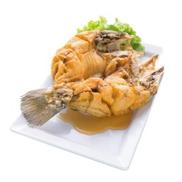 ปลากะพงทอดราดน้ำปลา