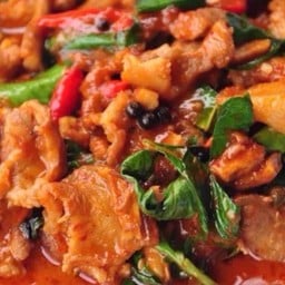 ผัดพริกแกงหมูชิ้น ราดข้าว