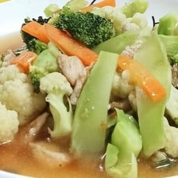ผัดผักรวมหมูสับ ราดข้าว