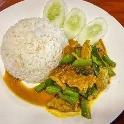 ข้าวผัดพริกแกง